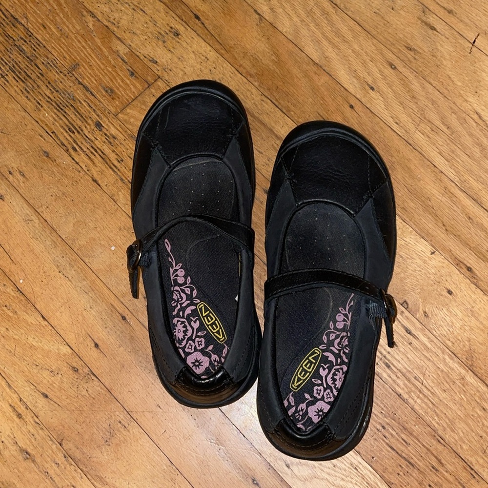 Black keens woman’s shoes, good condition. Great shoe